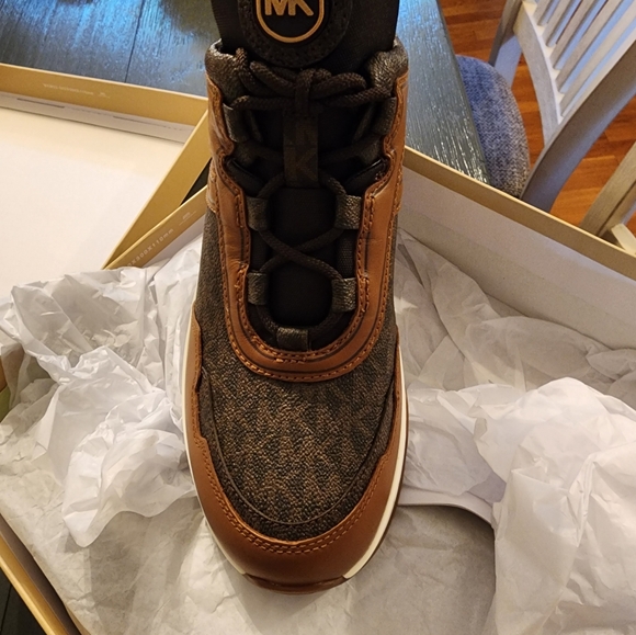 SOLD!!! Michael Kors Olympia Logo trainer - Picture 4 of 6